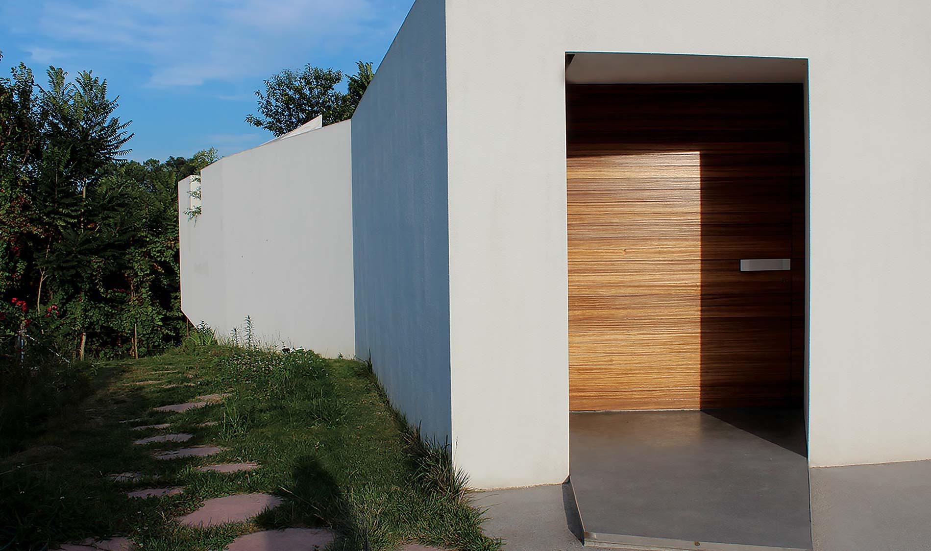 Casa dos Arquitetos, porta de entrada em madeira de kambala.