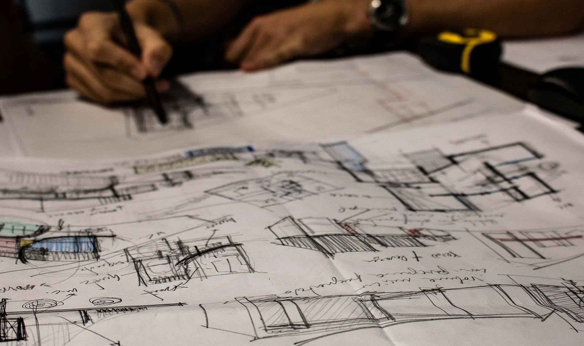 Porque contratar um arquiteto? 5 brilhantes vantagens. Arquiteto elabora estudos e projetos relacionados com as edificações, procurando de forma criativa as soluções mais adequadas às necessidades que lhe são comunicadas. 