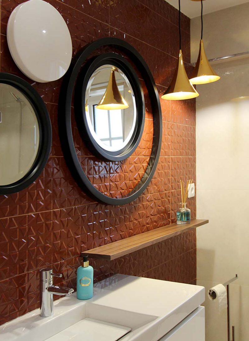 Apart. Cascais. Papel de parede moderno e elegante renova apartamento. Casa de banho com ceramico texturado. Projeto interiores Obra Atelier