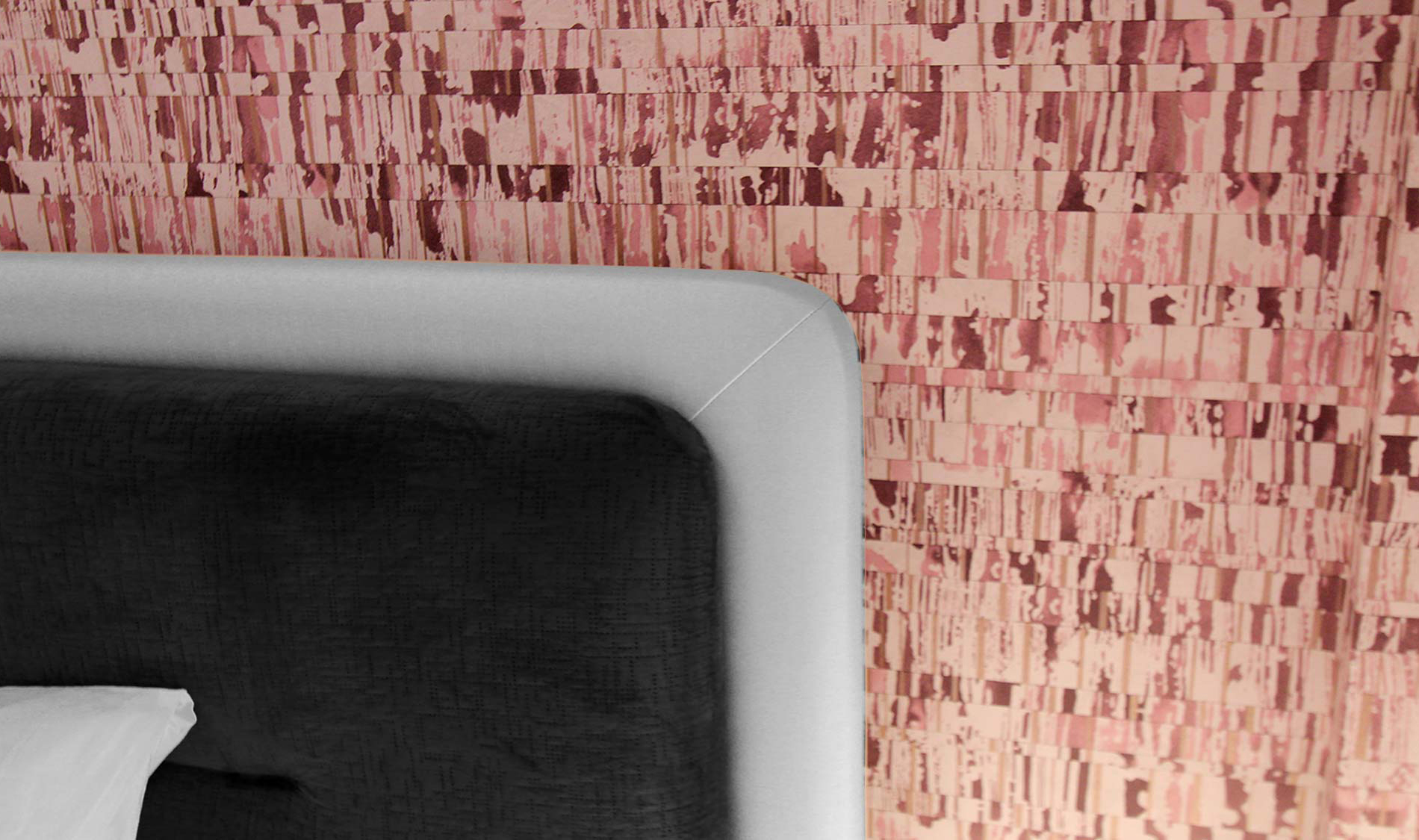 Apart. Cascais. Papel de parede moderno e elegante renova apartamento. Papel de parede no quarto de criança com cor rosa e cabeceira de cama . Projeto interiores Obra Atelier