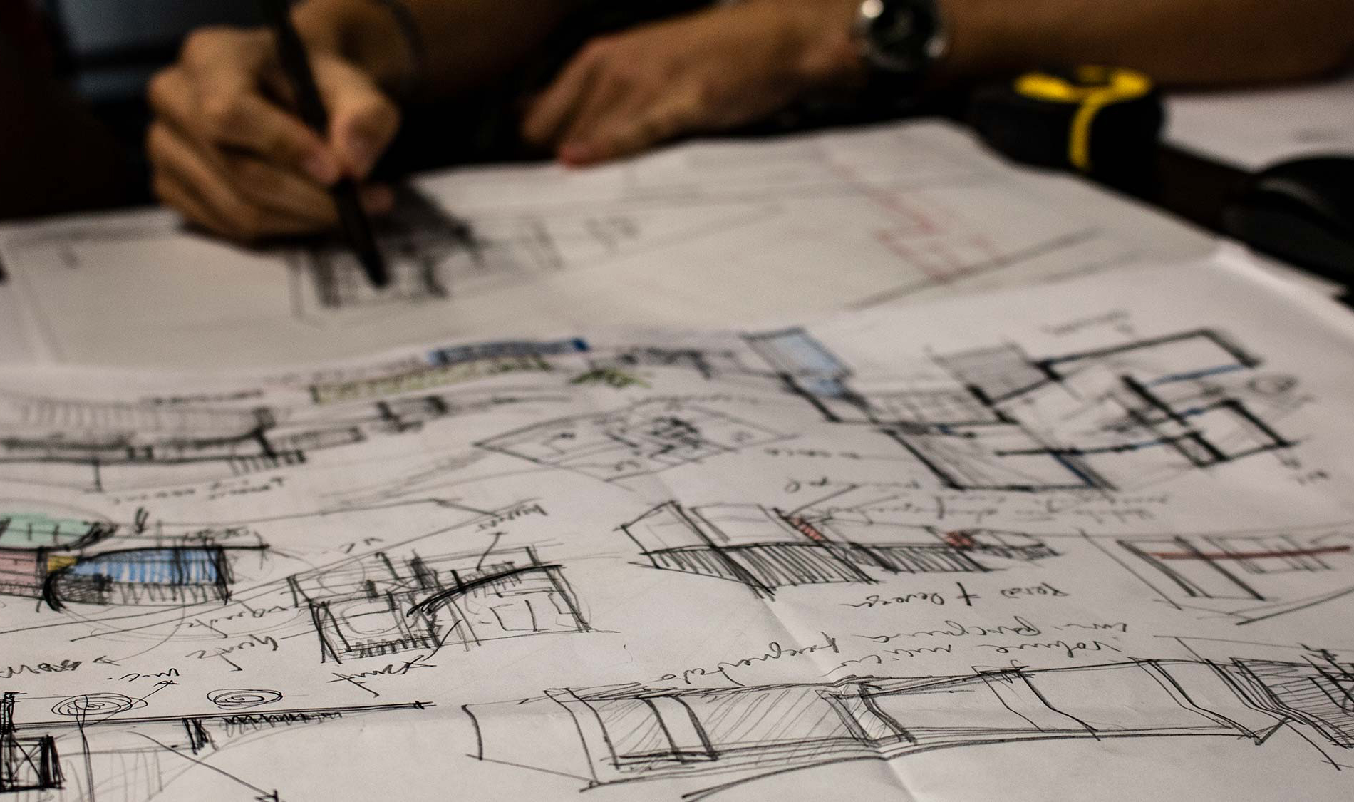 Em que fase devo contratar um arquiteto? Reunião no atelier com arquiteto. Projeto Obra Atelier
