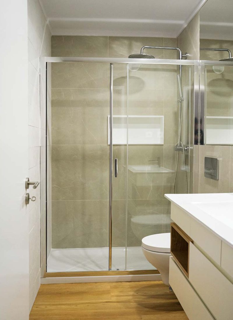 Apart. Cacau e Mia. Reformulação de apartamento. Pavimento vinílico é bom para os cães e cria ambiente minimalista e contemporaneo. Projeto Obraatelier