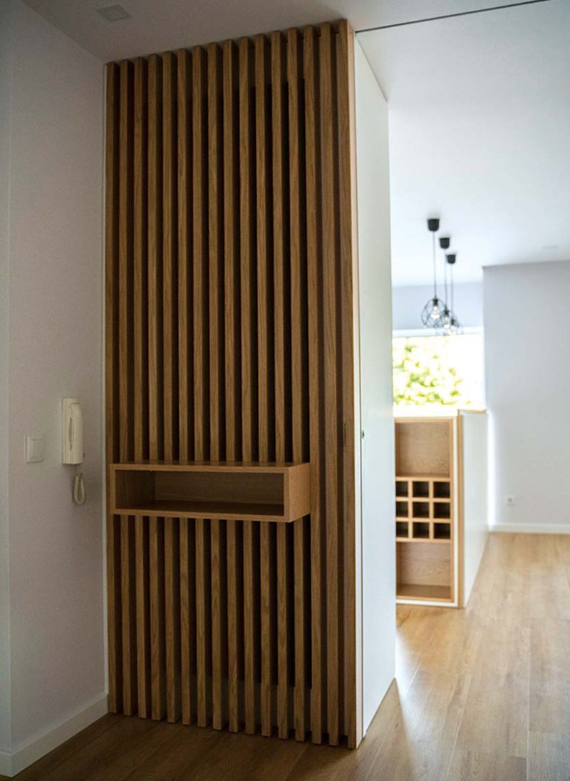 Apart. Cacau e Mia. Reformulação de apartamento. Pavimento vinílico é bom para os cães e cria ambiente minimalista e contemporaneo. Projeto Obraatelier