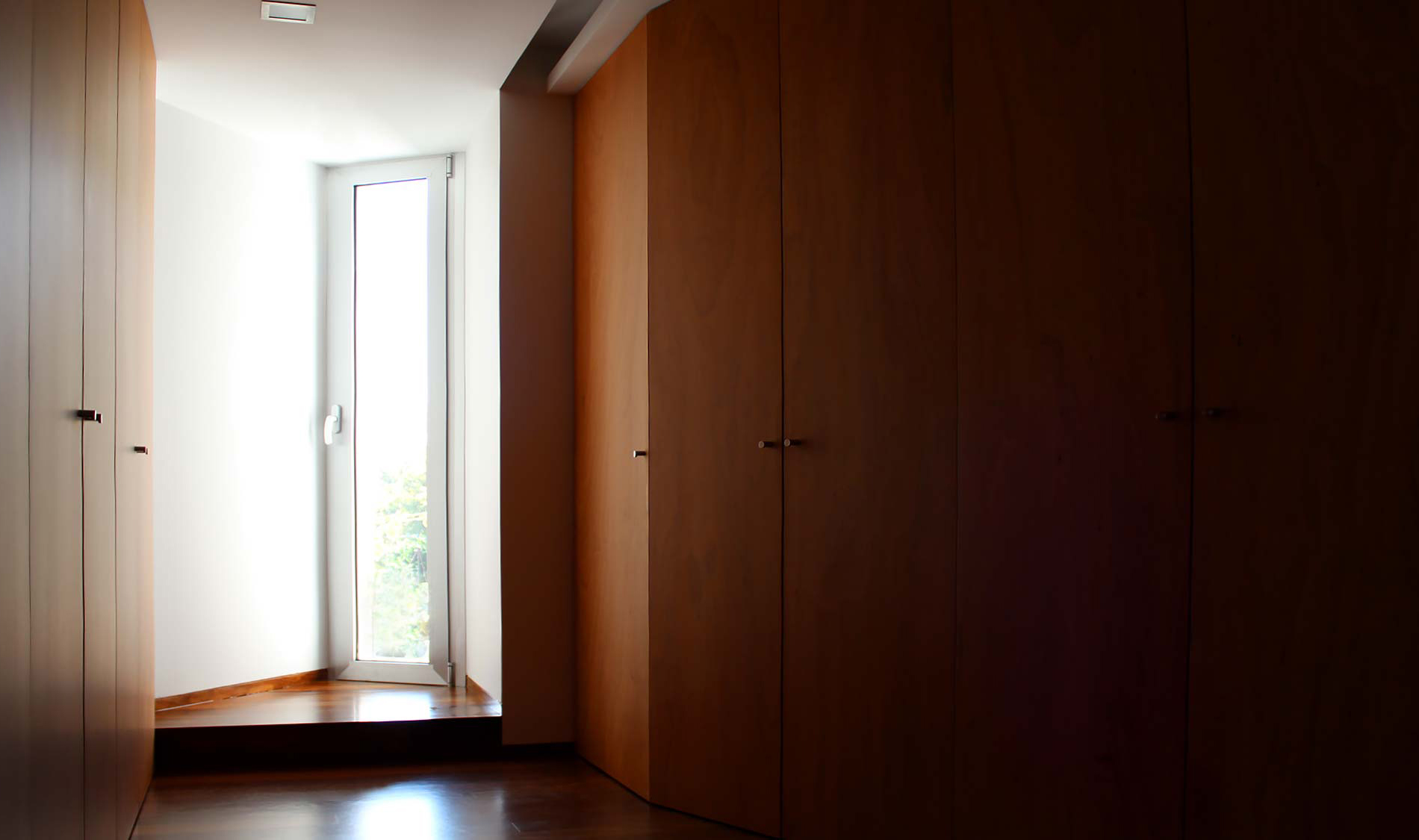 8 dicas para aproveitar ao máximo a luz natural. Atenção aos móveis, janela de cima a baixo. Casa do Ripado Projeto Obra Atelier
