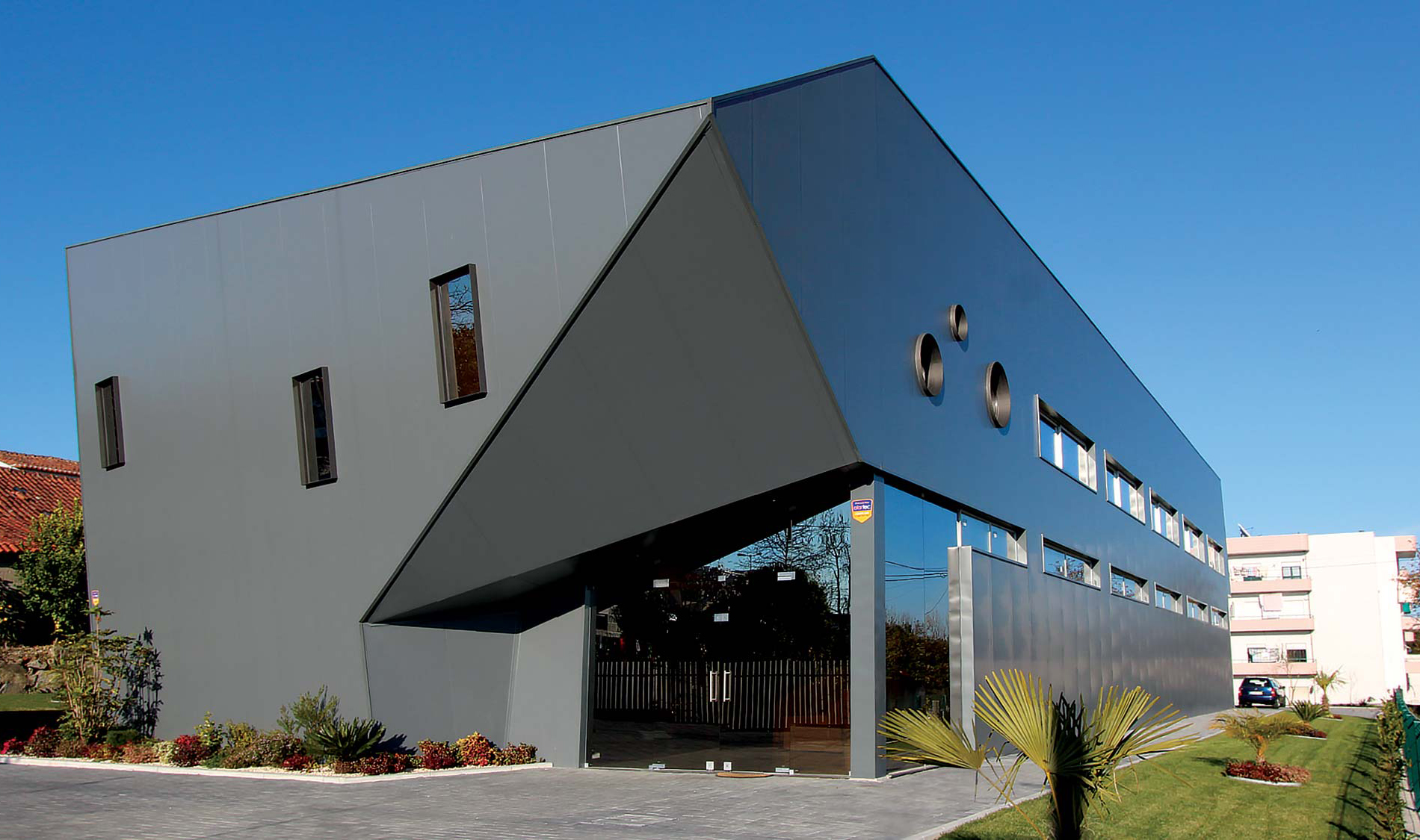 Estrutura metálica, vantagens e desvantagens. Armazém para central de taxis em estrutura metálica. Projeto Obra Atelier