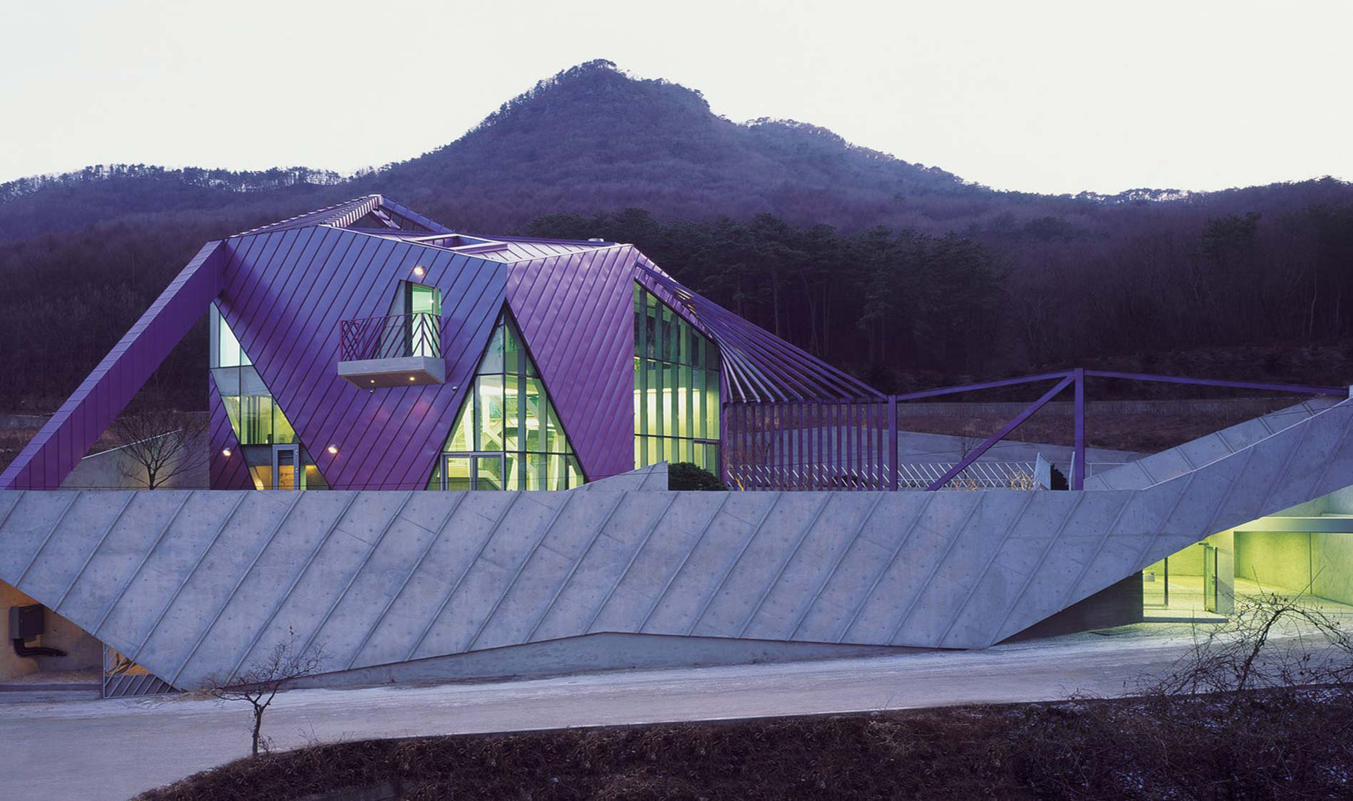 Como a cor influencia arquitetura. Casa Purple Hill House em Gyeounggi-do na Coreia. Projeto de IROJE KHM Architects