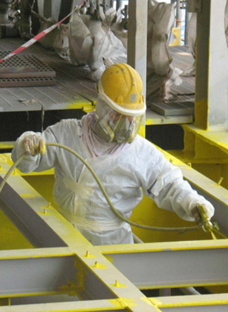 Estruturas metalicas vantagens e desvantagens. estrutura metálica a receber tratamento e proteção contra a corrosão. Blog Obra Atelier