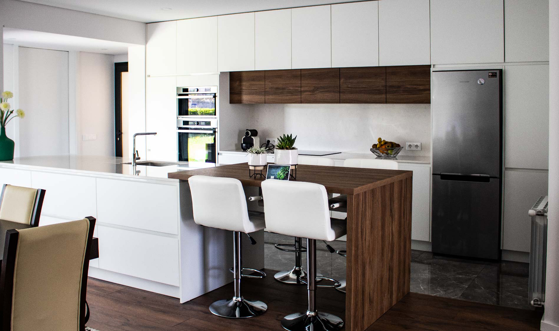 Casa rés-do-chão moderna com linhas simples, que vai adorar! Cozinha Open space. Projeto Obra Atelier
